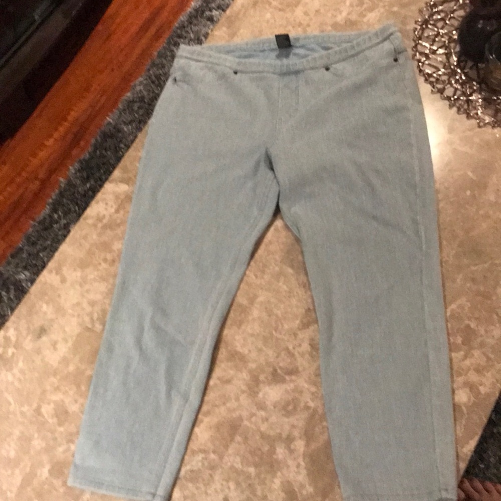 🌞Light blue Hue capri jeggings